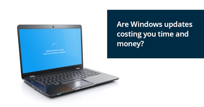 Laptop, auf dem ein Windows 10-Update installiert wird – Kosten Windows-Updates Zeit und Geld?